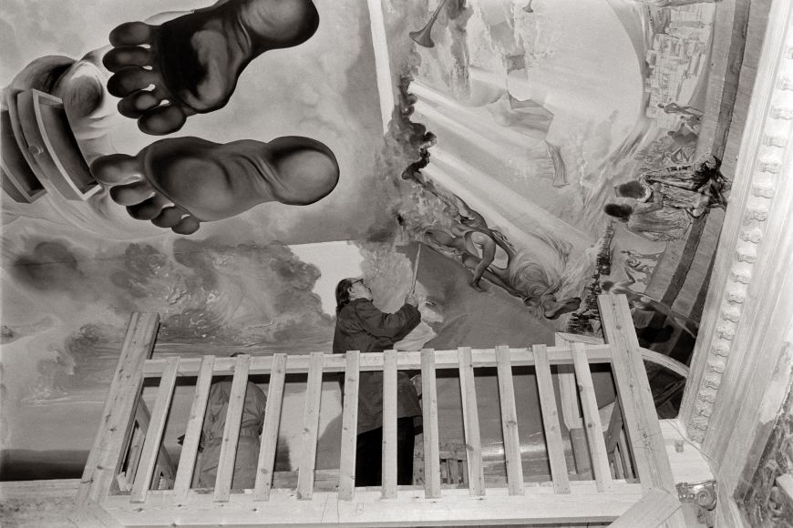 Dalí pintant el sostre del Palau del Vent al Teatre-Museu Dalí, 1973 | © © Melitó Casals, «Meli»/ Fundació Gala-Salvador Dalí, Figueres, 2021 Drets d’imatge de Salvador Dalí reservats. Fundació Gala-Salvador Dalí, Figueres, 2021 Dalí pintant el sostre del Palau del Vent al Teatre-Museu Dalí, 1973 | © © Melitó Casals, «Meli»/ Fundació Gala-Salvador Dalí, Figueres, 2021 Drets d’imatge de Salvador Dalí reservats. Fundació Gala-Salvador Dalí, Figueres, 2021