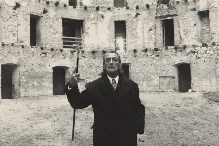 Salvador Dalí al Teatre-Museu en obres, 1970 | © Melitó Casals, “Meli” / Fundació Gala-Salvador Dalí, Figueres, 2024. Salvador Dalí al Teatre-Museu en obres, 1970 | © Melitó Casals, “Meli” / Fundació Gala-Salvador Dalí, Figueres, 2024.