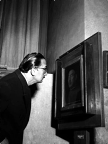 Salvador Dalí contemplant el Retrat d’home (1476) d’Antonello Messina al Palazzo Madama Turí, 1953 | © Silvio Durante.