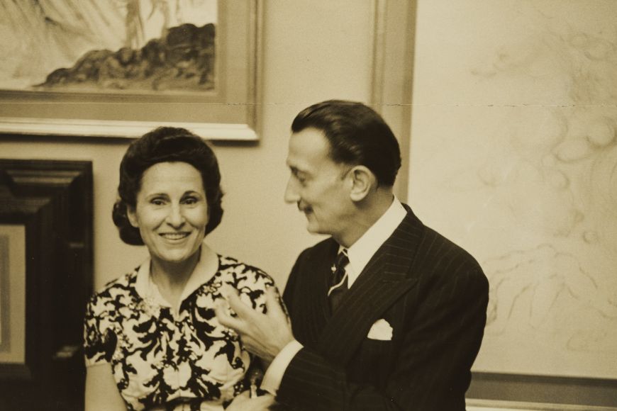 Foto Marvin Koner, Gala i Salvador Dalí a l'exposició de Salvador Dalía la Carstairs Gallery de Nova York, 1950.Drets d'imatge de Gala i Salvador Dalí reservats. Fundació Gala-Salvador Dalí, Figueres, 2020 Foto Marvin Koner, Gala i Salvador Dalí a l'exposició de Salvador Dalía la Carstairs Gallery de Nova York, 1950.Drets d'imatge de Gala i Salvador Dalí reservats. Fundació Gala-Salvador Dalí, Figueres, 2020