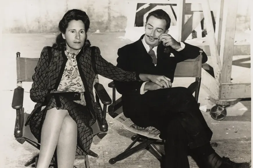 Durant el rodatge del film Spellbound de Hitchcock (1945), veiem com els rols de musa i representant de Dalí es fusionen en Gala per promocionar l’obra de l’artista a través de la indumentària. El conjunt, signat per Arthur Falkenstein, és particularment | © Madison Lacy Durant el rodatge del film Spellbound de Hitchcock (1945), veiem com els rols de musa i representant de Dalí es fusionen en Gala per promocionar l’obra de l’artista a través de la indumentària. El conjunt, signat per Arthur Falkenstein, és particularment | © Madison Lacy