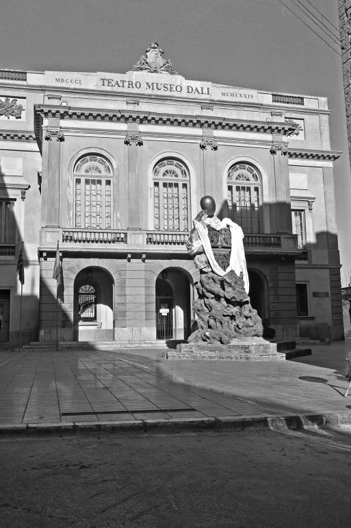 Façana del Teatre-Museu Dalí amb el monument a Francesc Pujols | © Casals, Melitó (Meli) | Salvador Dalí, Fundació Gala-Salvador Dalí, Figueres, 2025 Façana del Teatre-Museu Dalí amb el monument a Francesc Pujols | © Casals, Melitó (Meli) | Salvador Dalí, Fundació Gala-Salvador Dalí, Figueres, 2025
