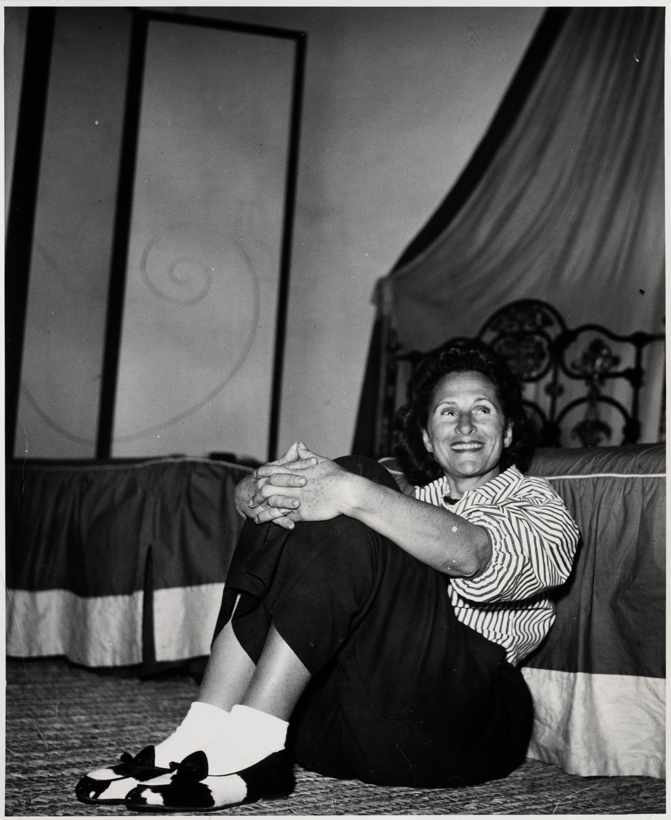 Gala asseguda al dormitori de Portlligat, 1953. Ricardo Sans Condeminas