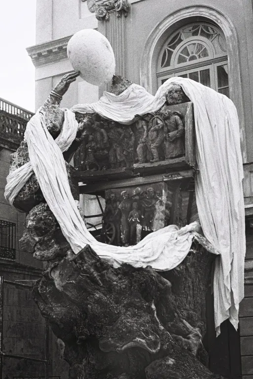 Detall del monument a Francesc Pujols en dates properes a la seva inauguració | © Casals, Melitó (Meli) | Salvador Dalí, Fundació Gala-Salvador Dalí, Figueres, 2025 Detall del monument a Francesc Pujols en dates properes a la seva inauguració | © Casals, Melitó (Meli) | Salvador Dalí, Fundació Gala-Salvador Dalí, Figueres, 2025