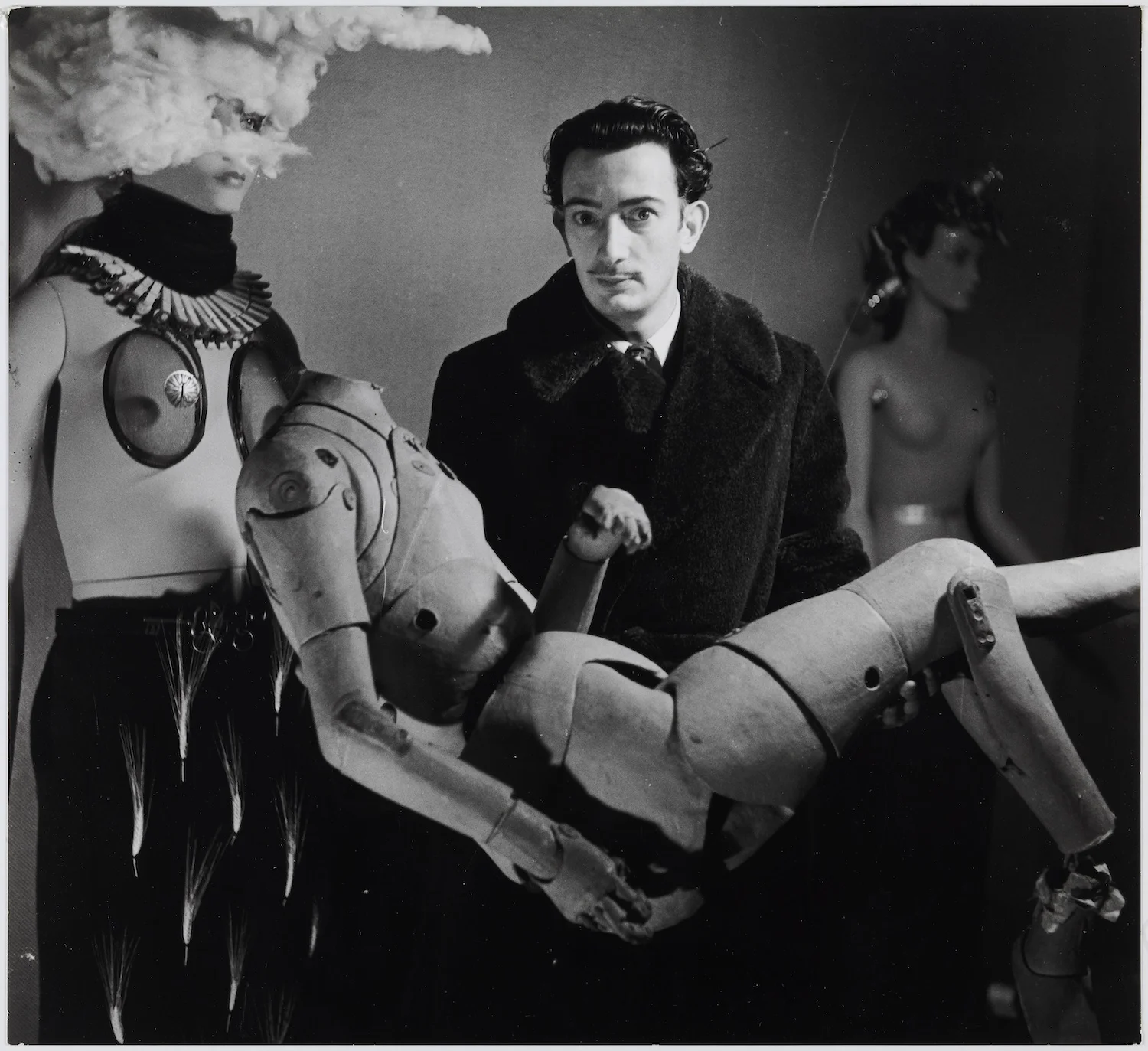 Milà explora la relació de Dalí amb la moda amb més de 200 peces, joies i vestuari de Dalí i Gala