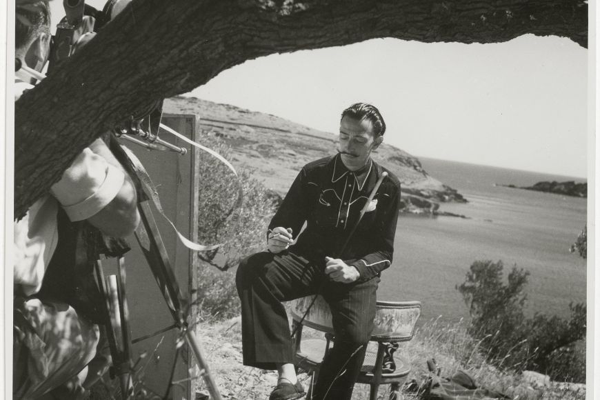 Salvador Dalí pintant a l'olivar, 1948. | © Batlles-Compte