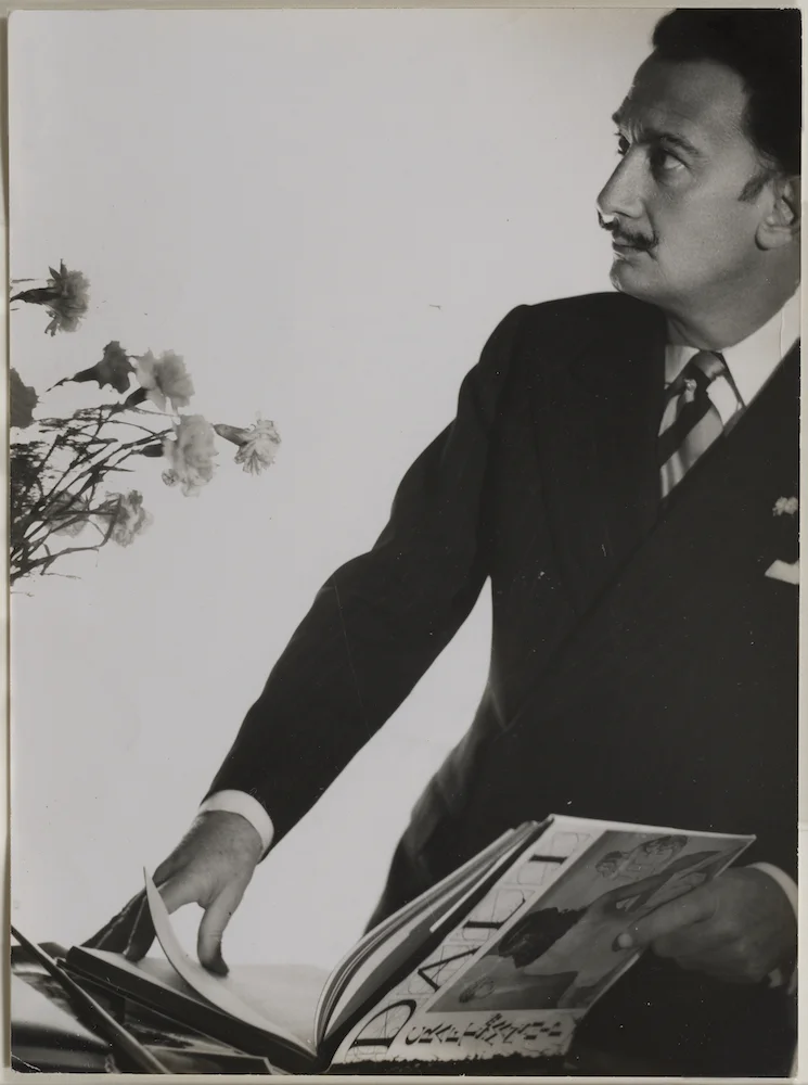 Salvador Dalí amb el llibre 50 secrets of magic craftsmanship c. 1951 | © Juan Geynes Remenyi, by SIAE. Drets d'imatge de Salvador Dalí reservats. Fundació Gala-Salvador Dalí, Figueres, 2025