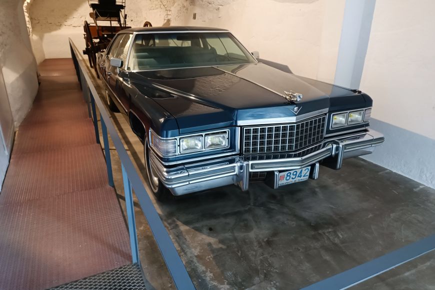El garatge del Castell de Púbol guarda el Cadillac del marimoni Dalí El garatge del Castell de Púbol guarda el Cadillac del marimoni Dalí