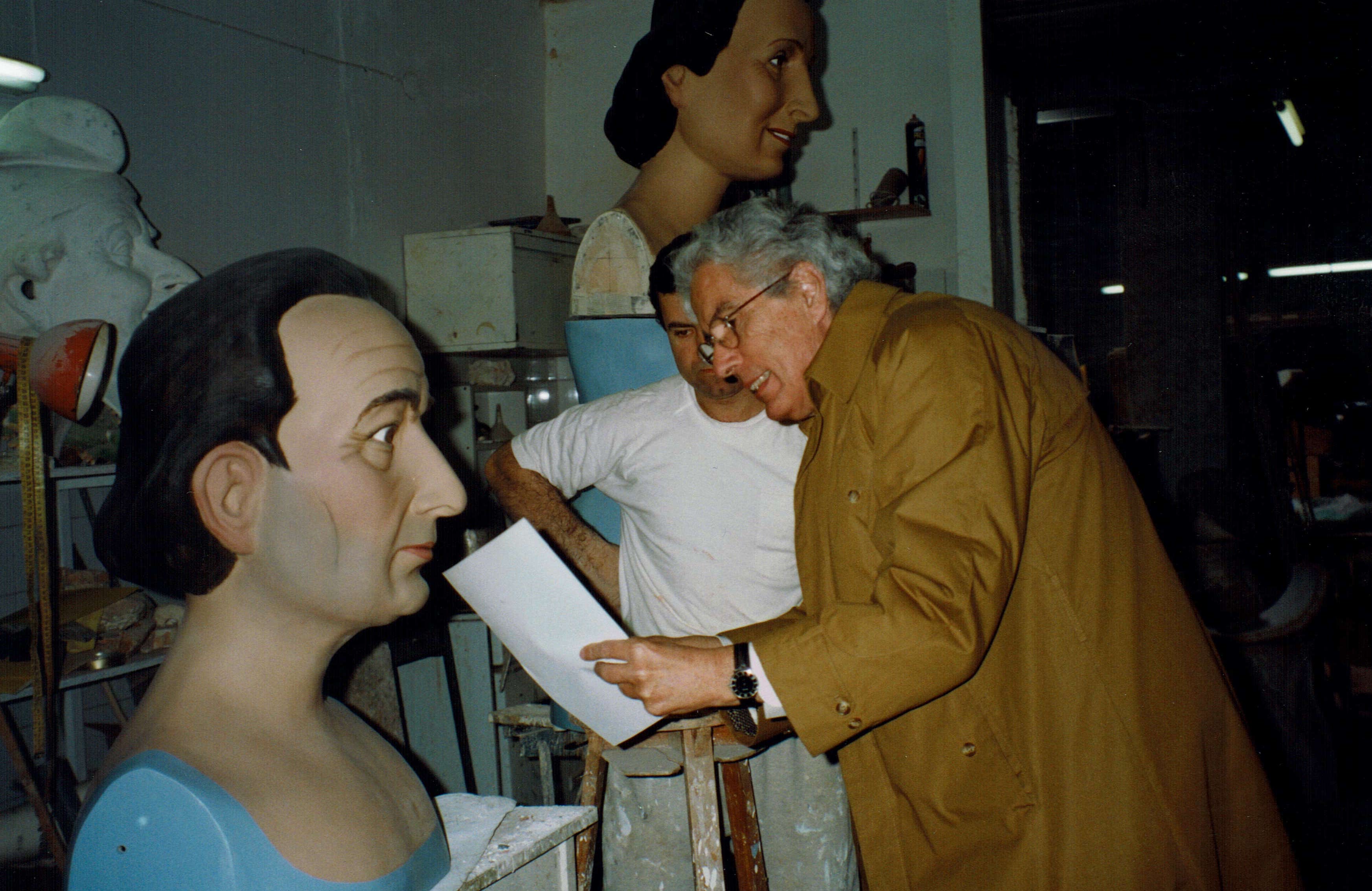 Antoni Pitxot revisant el to de pell dels gegants Gala i Dalí, 1999