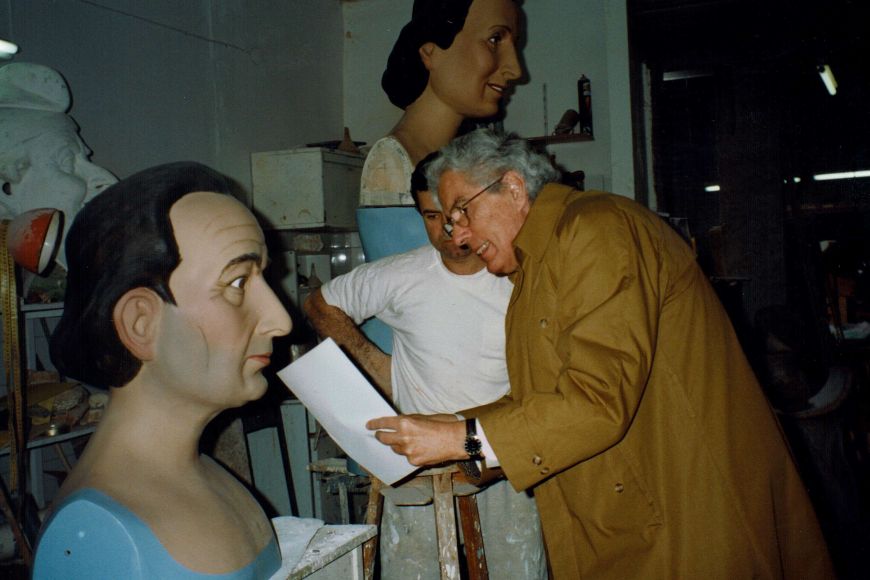 Antoni Pitxot revisant el to de pell dels gegants Gala i Dalí, 1999