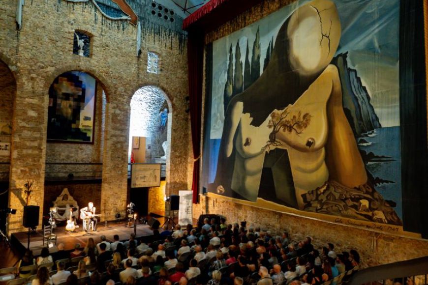 La Nit dels Amics es va celebrat sota la cúpula del Teatre Museu | © Jordi Oliveres La Nit dels Amics es va celebrat sota la cúpula del Teatre Museu | © Jordi Oliveres
