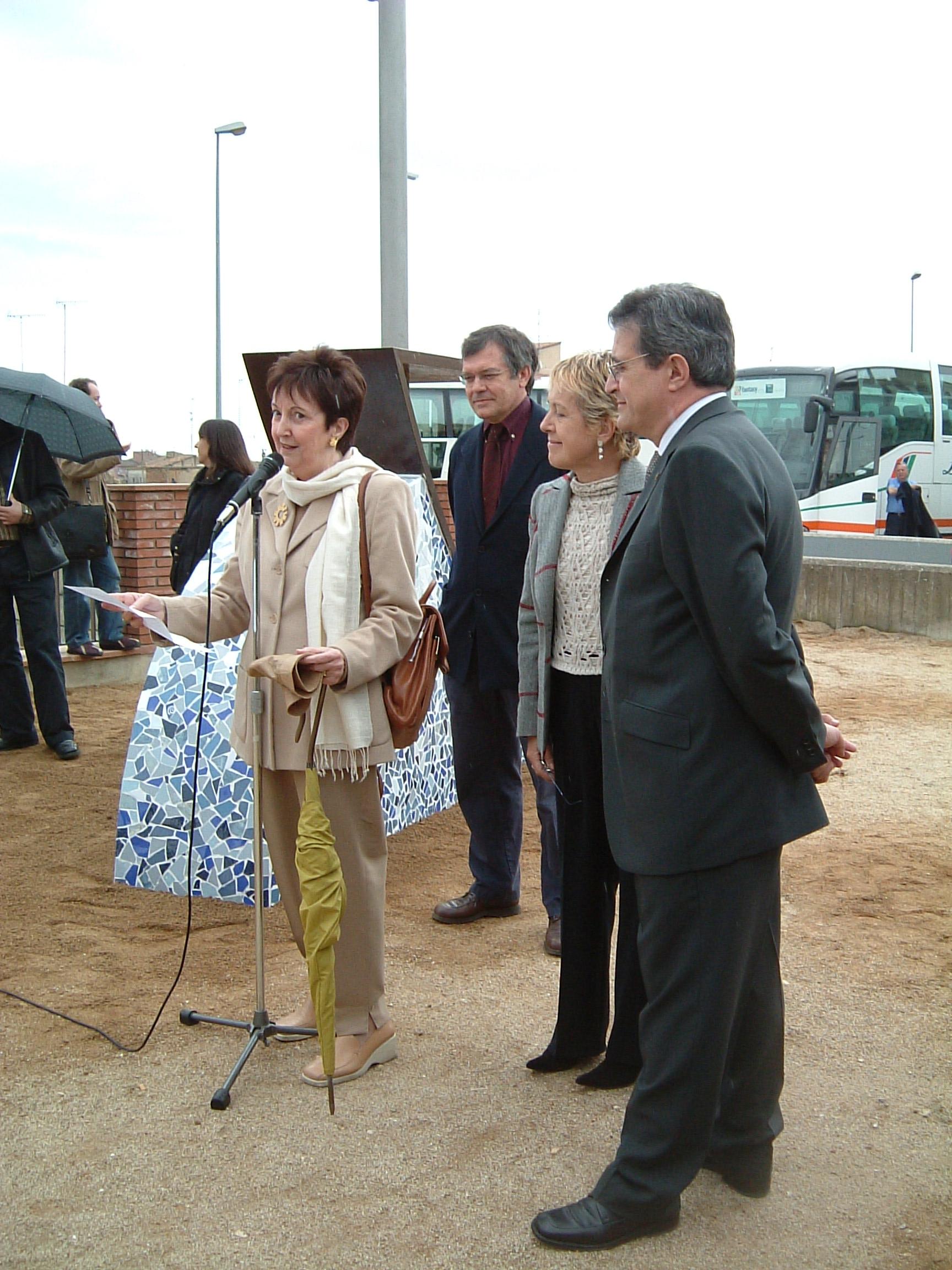 Lola Mitjans presentant l'escultura «Homenatge eòlic a Dalí», 2004