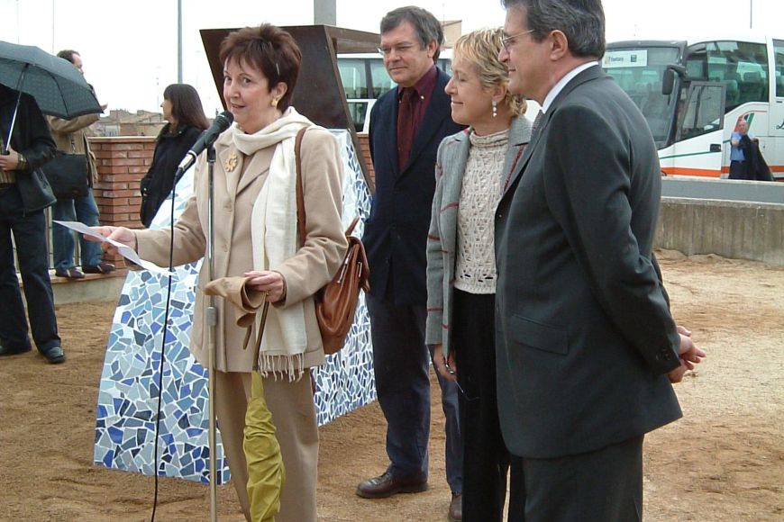 Lola Mitjans presentant l'escultura «Homenatge eòlic a Dalí», 2004
