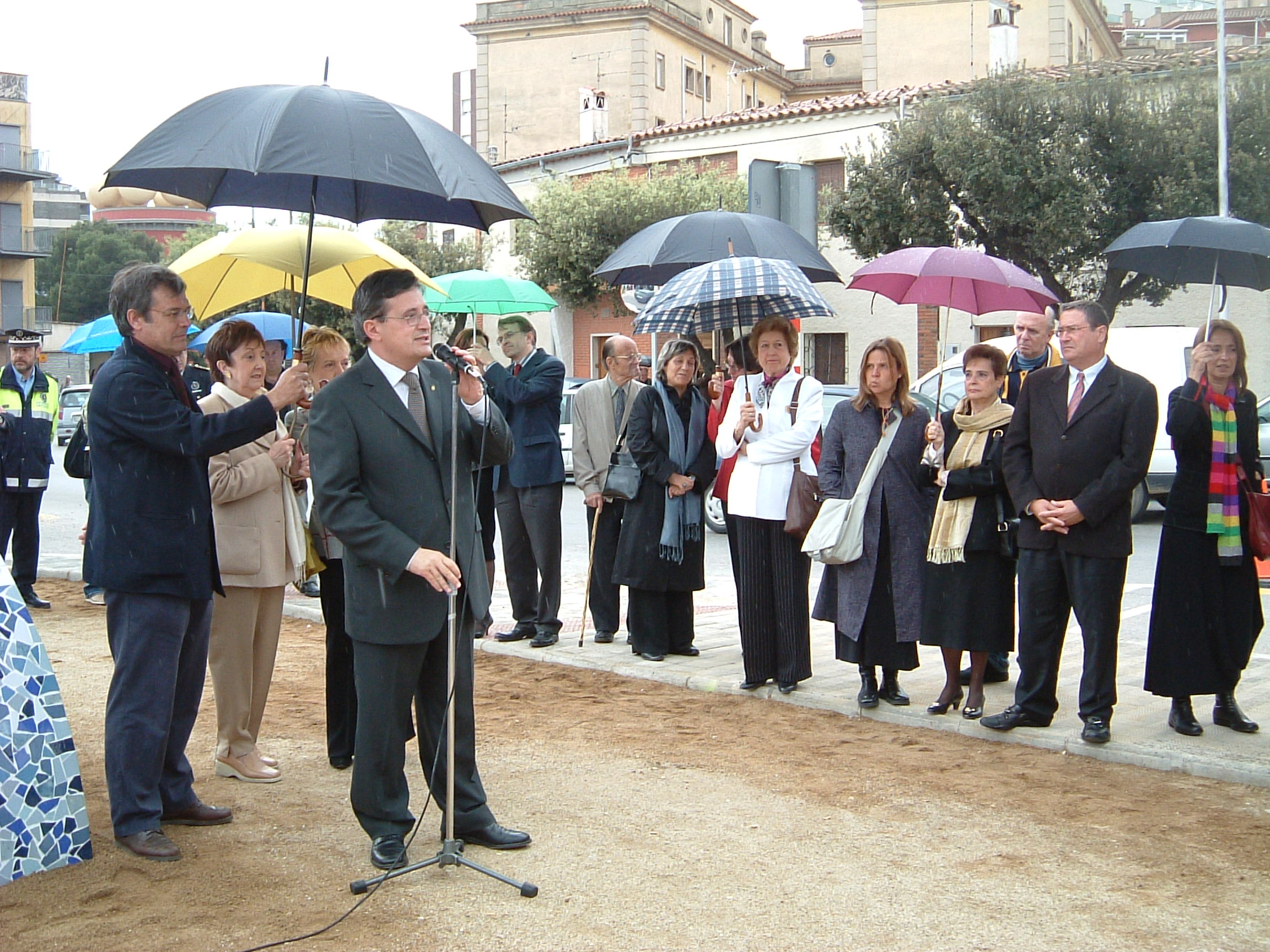 L'alcalde Joan Armangué presentant l'escultura «Homenatge eòlic a Dalí», 2004