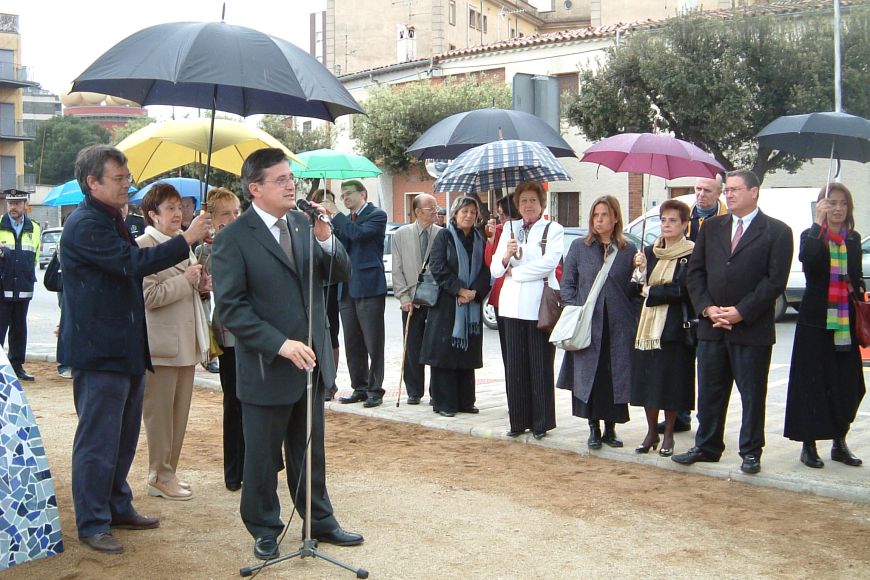 L'alcalde Joan Armangué presentant l'escultura «Homenatge eòlic a Dalí», 2004