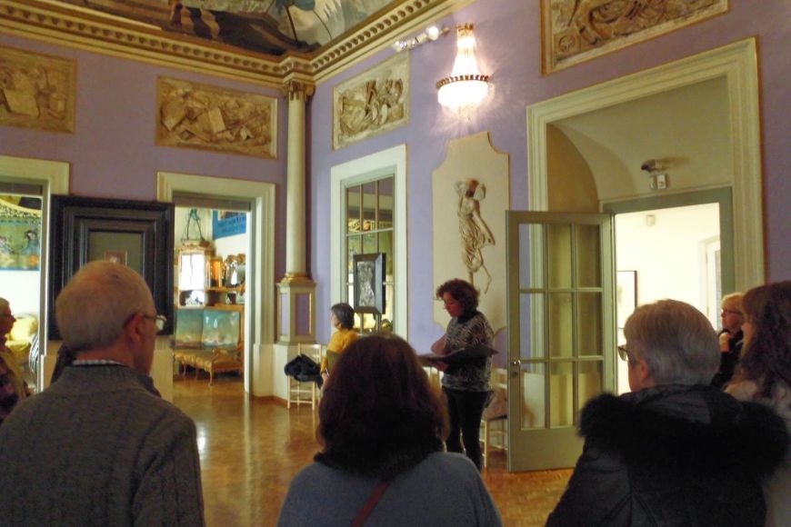 La Marta Autamell, tota una experta, va ser l'encarregada de fer-nos la visita guiada de la sala del Palau del Vent. La Marta Autamell, tota una experta, va ser l'encarregada de fer-nos la visita guiada de la sala del Palau del Vent.