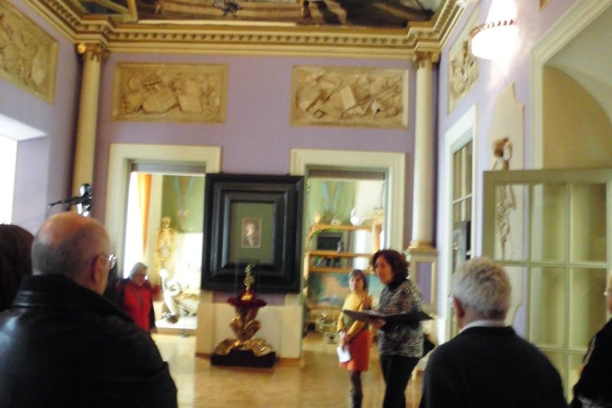 Al sostre de la Sala Palau del Vent hi ha l'impressionant quadre amb el mateix nom, el qual és una referència explícita a la nostra comarca. Va ser el poeta Joan Maragall qui primer va anomenar l'Empordà com el Palau del Vent Al sostre de la Sala Palau del Vent hi ha l'impressionant quadre amb el mateix nom, el qual és una referència explícita a la nostra comarca. Va ser el poeta Joan Maragall qui primer va anomenar l'Empordà com el Palau del Vent