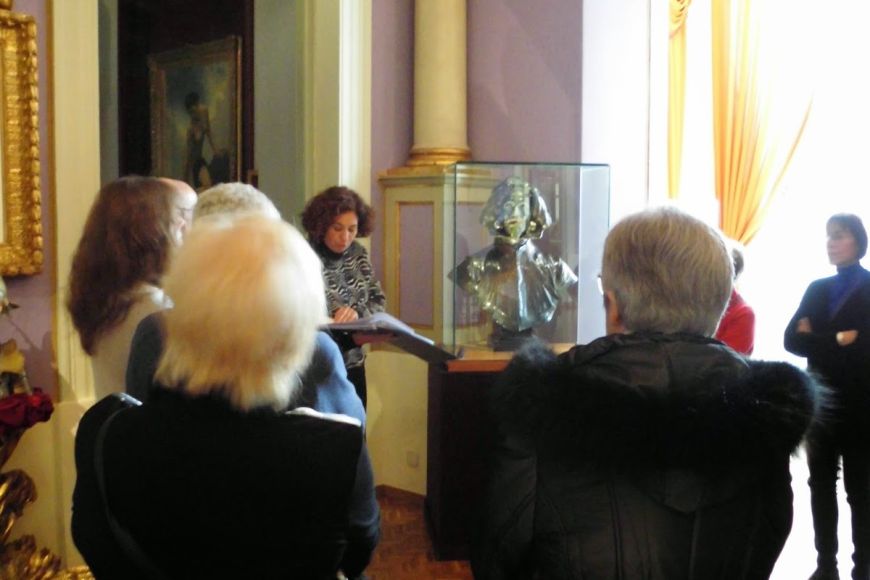 Contemplant el bust de Velàzquez, a qui tant admirava Salvador Dalí. Contemplant el bust de Velàzquez, a qui tant admirava Salvador Dalí.