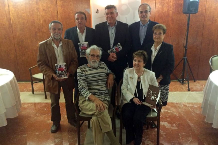 Oscar Tusquets i Lola Mitjans asseguts acompanyats d'alguns membres de la Junta dels Amics Oscar Tusquets i Lola Mitjans asseguts acompanyats d'alguns membres de la Junta dels Amics
