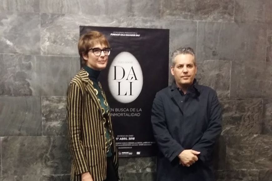 Montse Aguer i David Pujol davant del cartell del documental Montse Aguer i David Pujol davant del cartell del documental