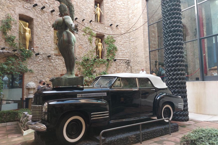 La instal.lació «Carro Naval. Cadillac Plujós» és una de les referències més conegudes de Dalí i l'automòbil | © Eneida Iglesias La instal.lació «Carro Naval. Cadillac Plujós» és una de les referències més conegudes de Dalí i l'automòbil | © Eneida Iglesias