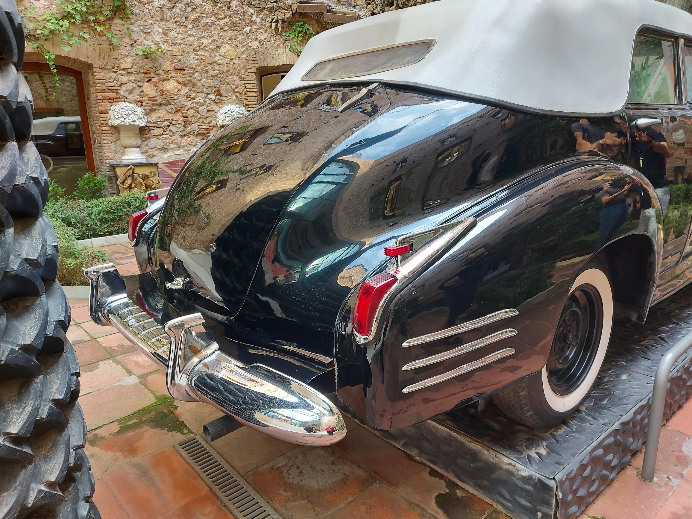 La instal.lació «Carro Naval. Cadillac Plujós» és una de les referències més conegudes de Dalí i l'automòbil | © Eneida Iglesias