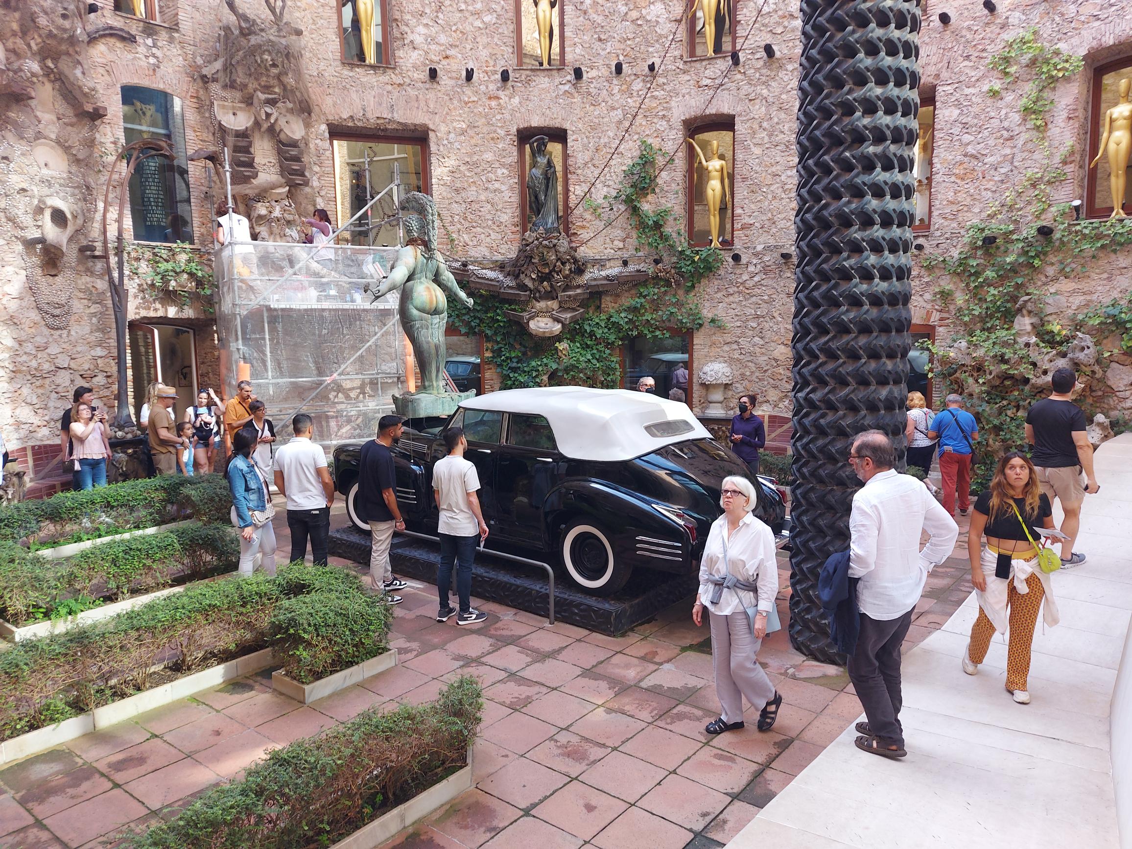 El Cadillac és un dels elements que desperta més curiositat als visitants del Teatre - Museu | © Eneida Iglesias