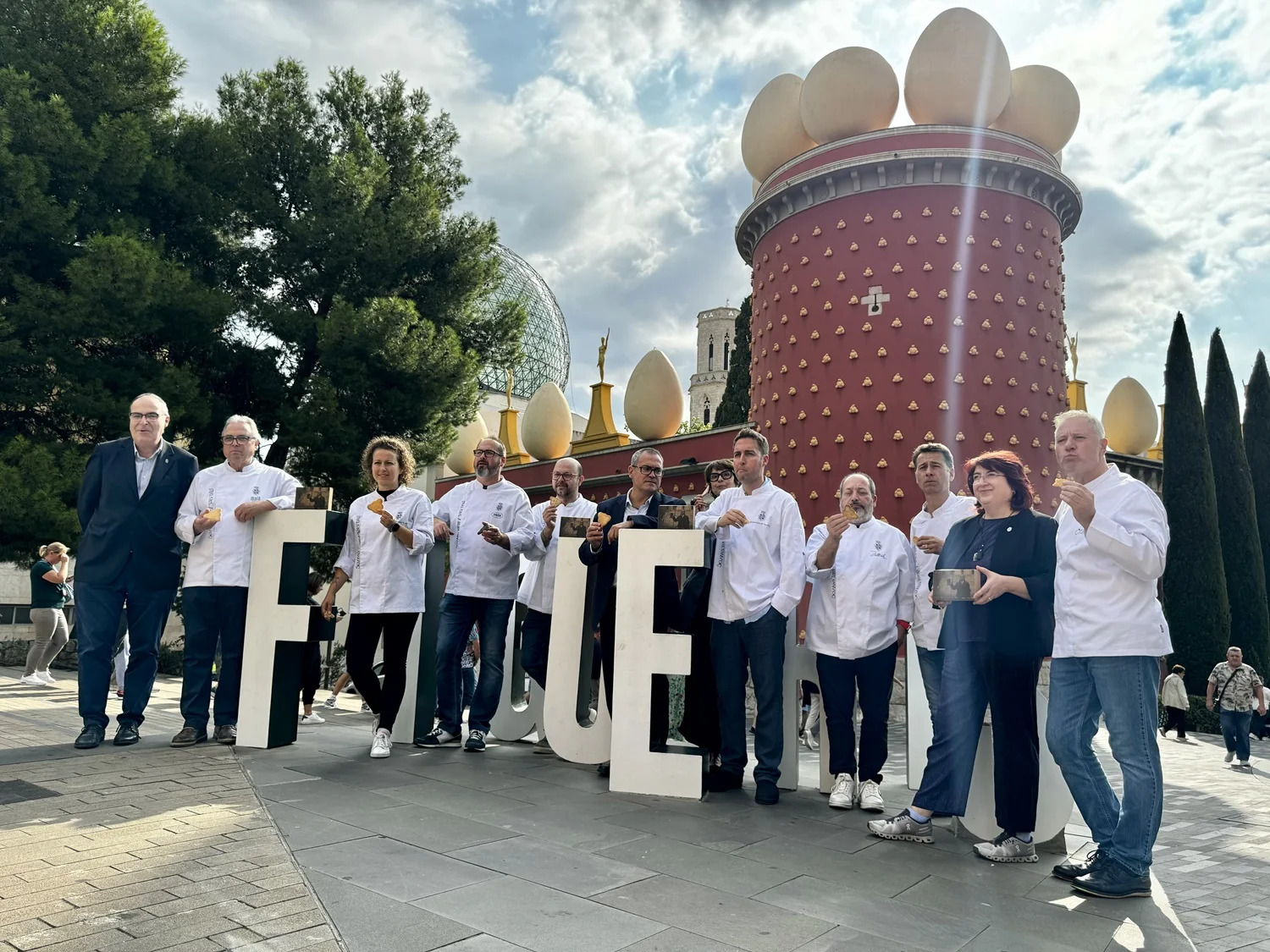 La capsa té un disseny especial, amb una imatge de Salvador Dalí dins del Teatre-Museu feta per Melitó Casals (Meli) | © Ajuntament de Figueres