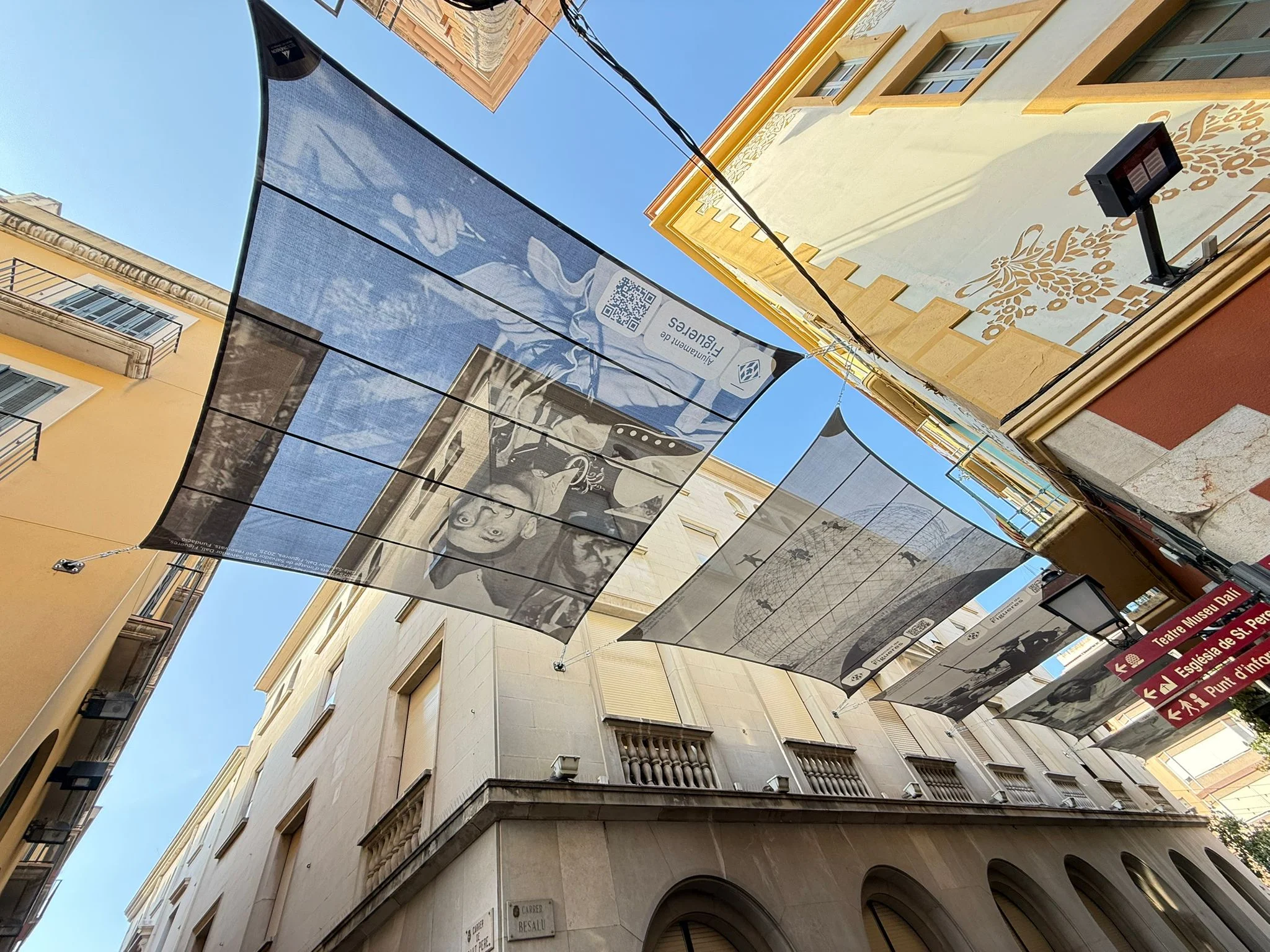 Tendals amb imatges de Salvador Dalí transformen el centre de Figueres en un espai d’art i promoció turística | © Ajuntament de Figueres