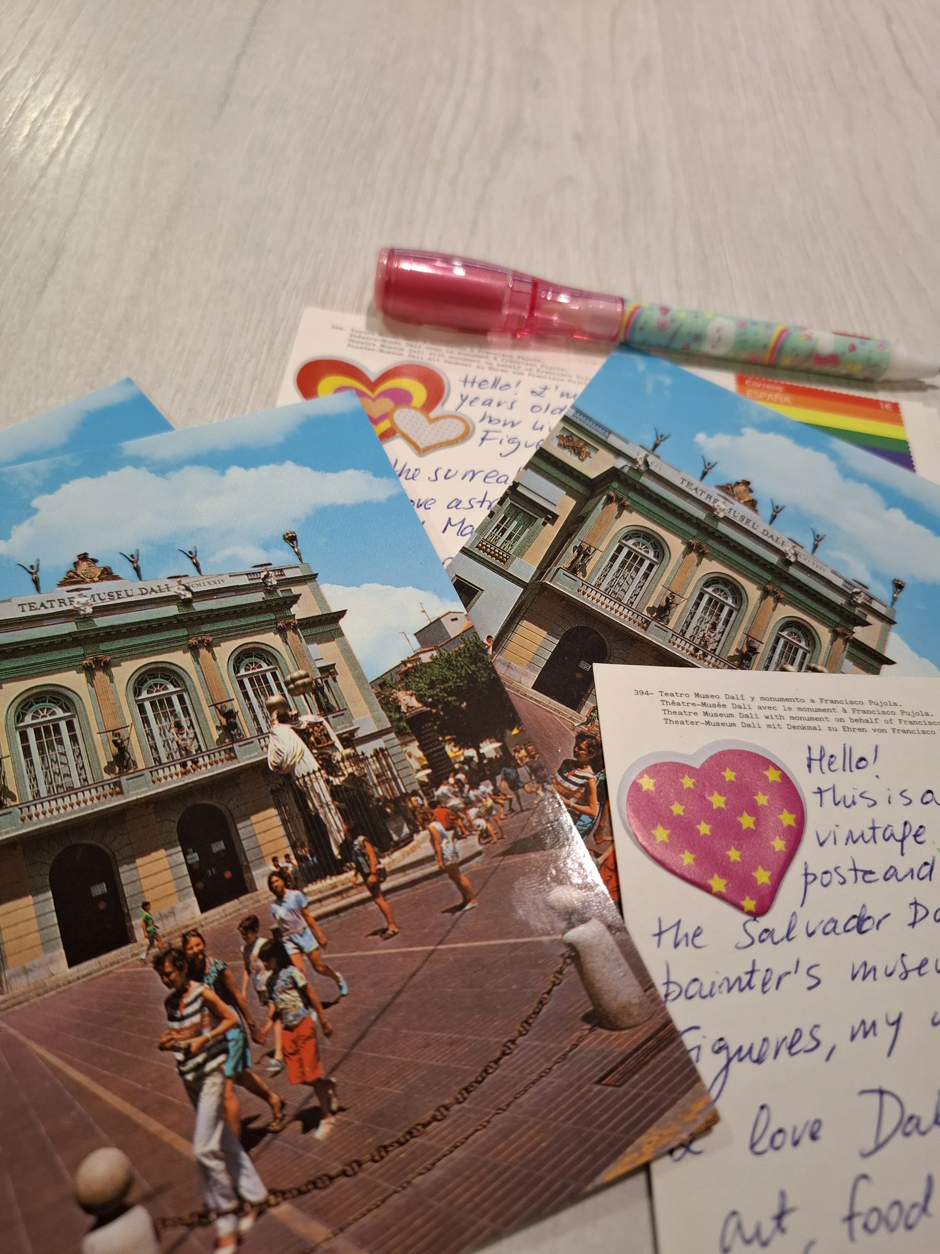 La postal de Meli mostra l’entrada del Teatre-Museu Dalí de Figueres