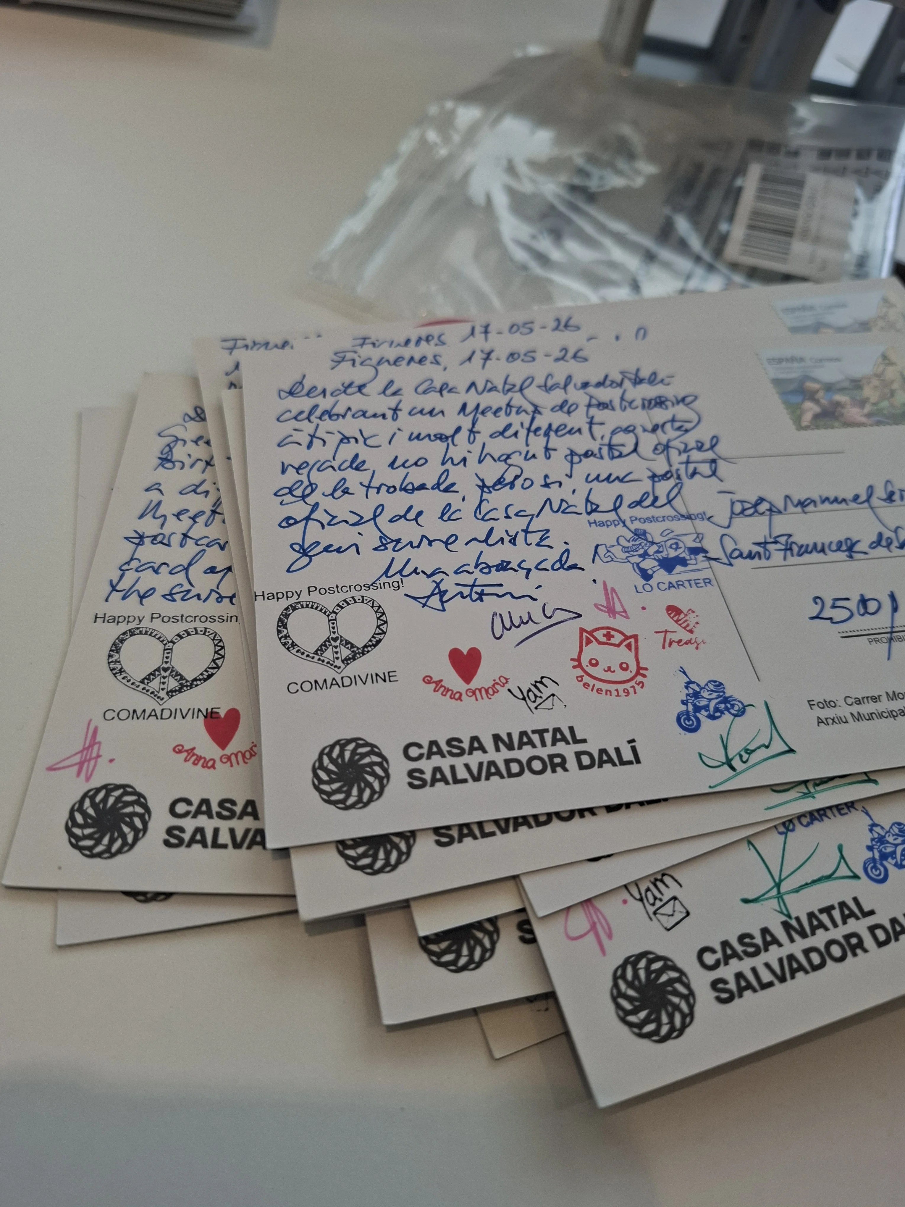 Prop de 250 postals han sortit de Figueres cap a diferents punts del món en el marc del postcrossing surrealista