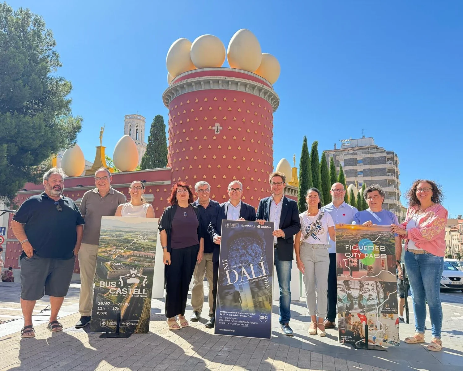 La presentació s'ha fet a l’exterior de la Torre Galatea, amb representants de l’Ajuntament de Figueres, la Fundació Gala-Salvador Dalí i diversos equipaments | © Ajuntament de Figueres