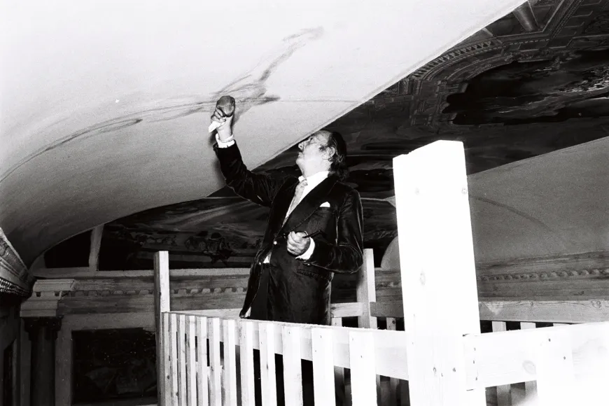 Salvador Dalí pintant un Crist al sostre de la Sala Palau del Vent | © Melitó Casals, “Meli” /Fundació Gala-Salvador Dalí, Figueres, 2024 Salvador Dalí pintant un Crist al sostre de la Sala Palau del Vent | © Melitó Casals, “Meli” /Fundació Gala-Salvador Dalí, Figueres, 2024