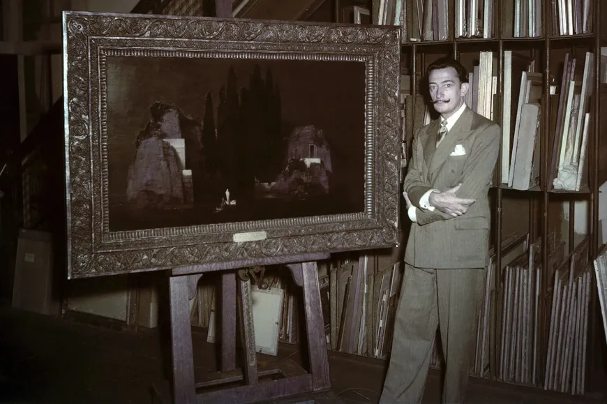 Salvador Dalí al costat de l’obra L’illa dels morts (1880) d’Arnold Böcklin a la reserva del Metropolitan Museum Nova York, c. 1948 | © Desconegut. Salvador Dalí al costat de l’obra L’illa dels morts (1880) d’Arnold Böcklin a la reserva del Metropolitan Museum Nova York, c. 1948 | © Desconegut.