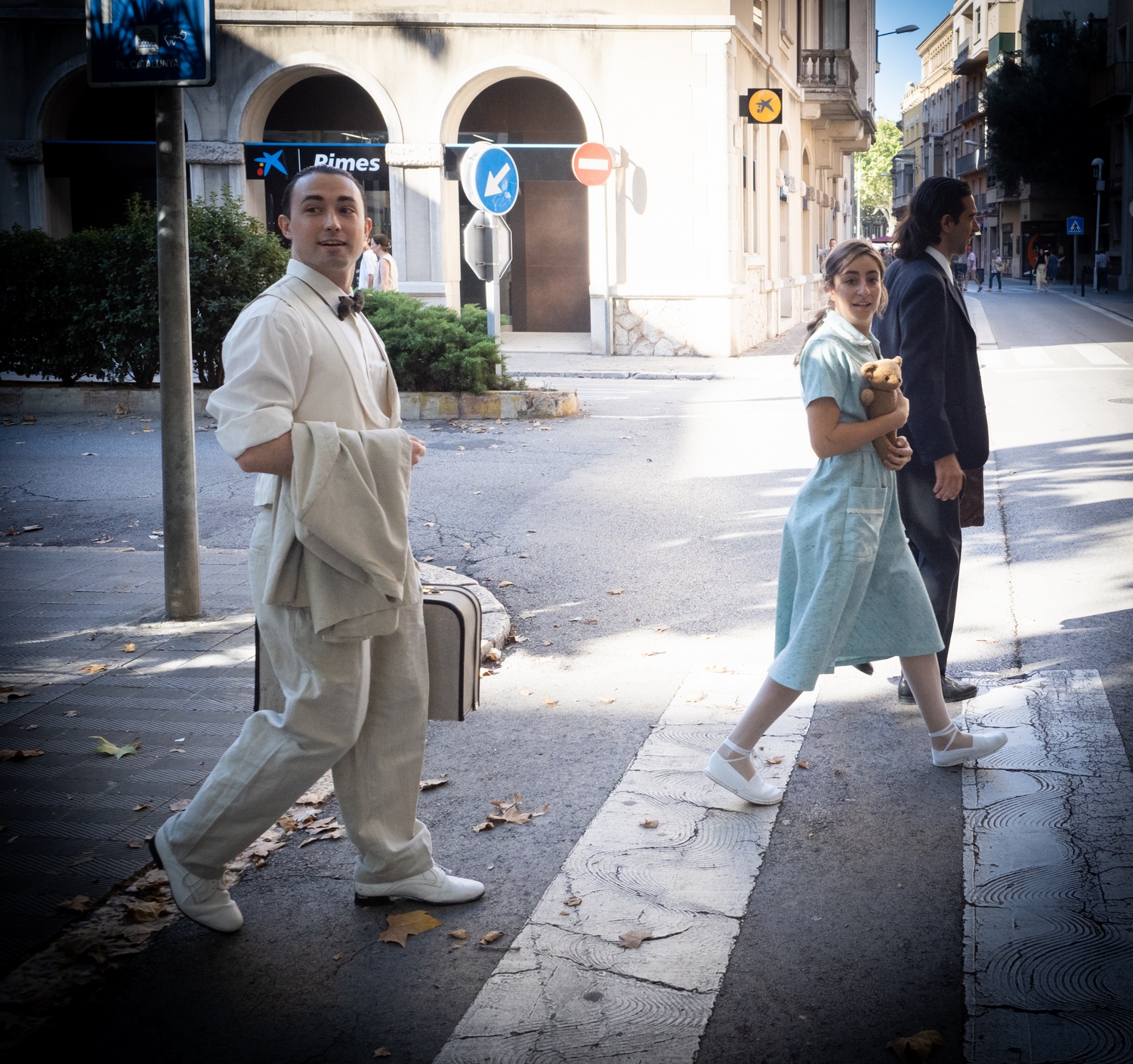 Lorca i els germans Anna Maria i Salvador Dalí anant a la casa familiar | © Jordi Oliveres