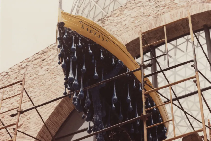 Instal·lació de la barca de Gala com a colofó del Taxi plujós al pati del Teatre-Museu, 1984 | © Fundació Gala-Salvador Dalí, Figueres, 2024 Instal·lació de la barca de Gala com a colofó del Taxi plujós al pati del Teatre-Museu, 1984 | © Fundació Gala-Salvador Dalí, Figueres, 2024