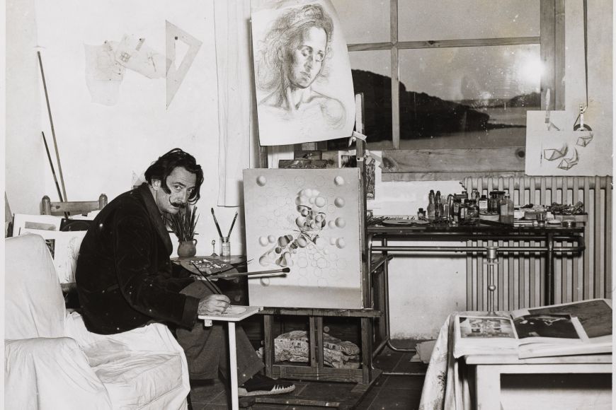Salvador Dalí pintant «Gala Placidia en el taller», c. 1952. | © Carlos Pérez de Rozas