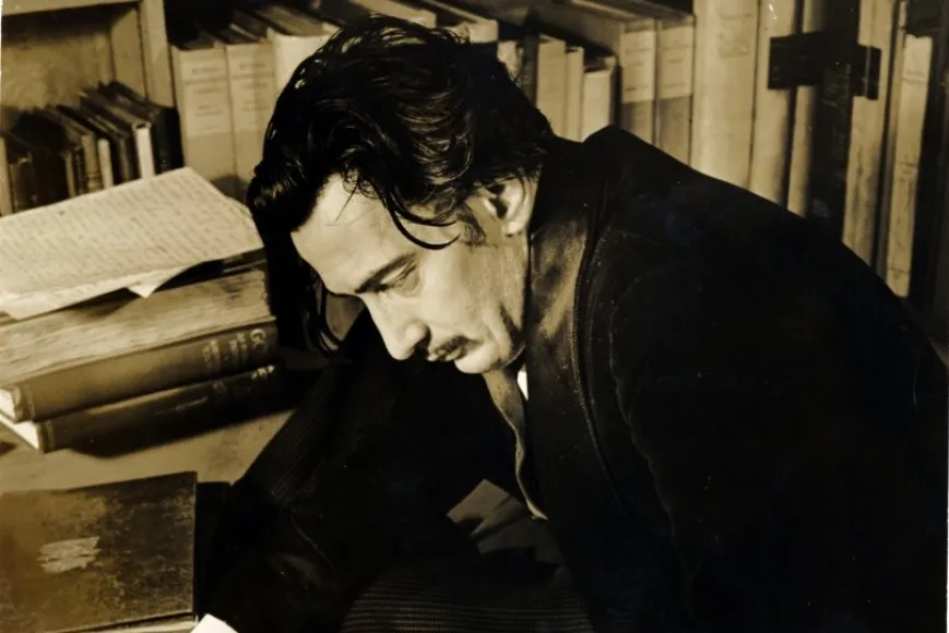 Salvador Dalí escrivint «La vida secreta de Salvador Dalí» a casa de Caresse Crosby, a Hampton Manor, Virginia, 1941 | © Eric Schaal © Drets d'imatge de Salvador Dalí, Fundació Gala-Salvador Dalí, Figueres, 2024 Salvador Dalí escrivint «La vida secreta de Salvador Dalí» a casa de Caresse Crosby, a Hampton Manor, Virginia, 1941 | © Eric Schaal © Drets d'imatge de Salvador Dalí, Fundació Gala-Salvador Dalí, Figueres, 2024