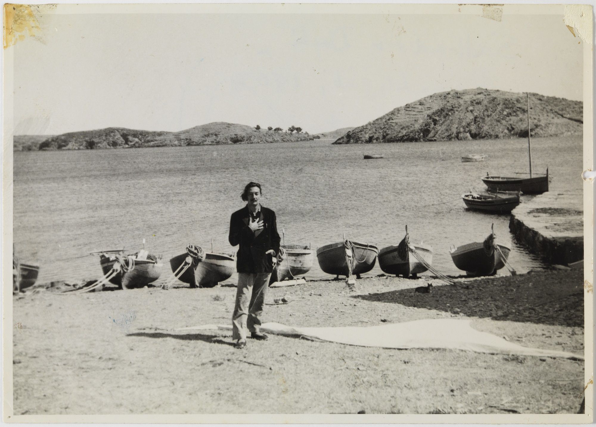 Salvador Dalí a la platja de Portlligat, 1954 | © Fundació Gala-Salvador Dalí, Figueres, 2023. Drets d’Imatge de Gala i Salvador Dalí reservats. Fundació Gala-Salvador Dalí, Figueres, 2023
