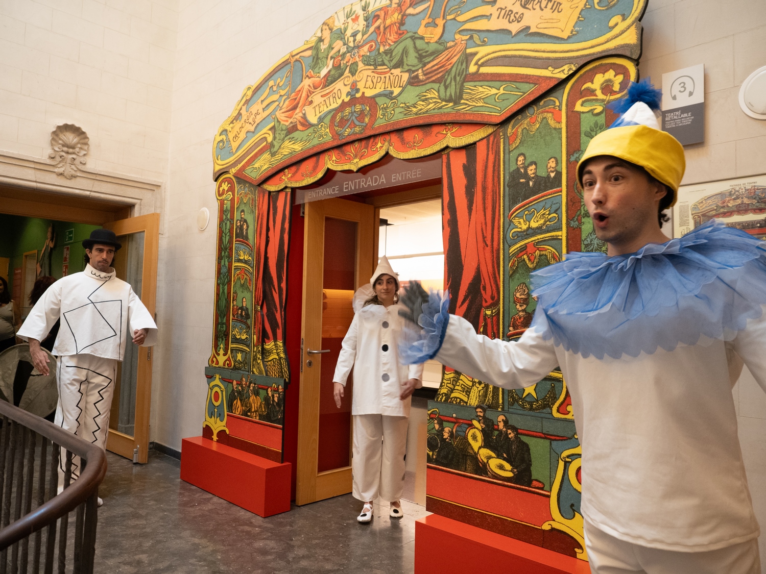 Els tres protagonistes amb vestits fet a partir d'obres seves | © Jordi Oliveres