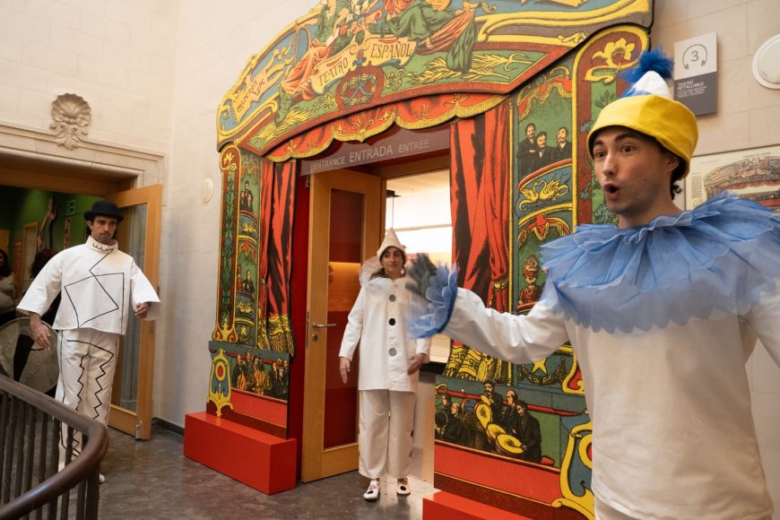 Els tres protagonistes amb vestits fet a partir d'obres seves | © Jordi Oliveres Els tres protagonistes amb vestits fet a partir d'obres seves | © Jordi Oliveres