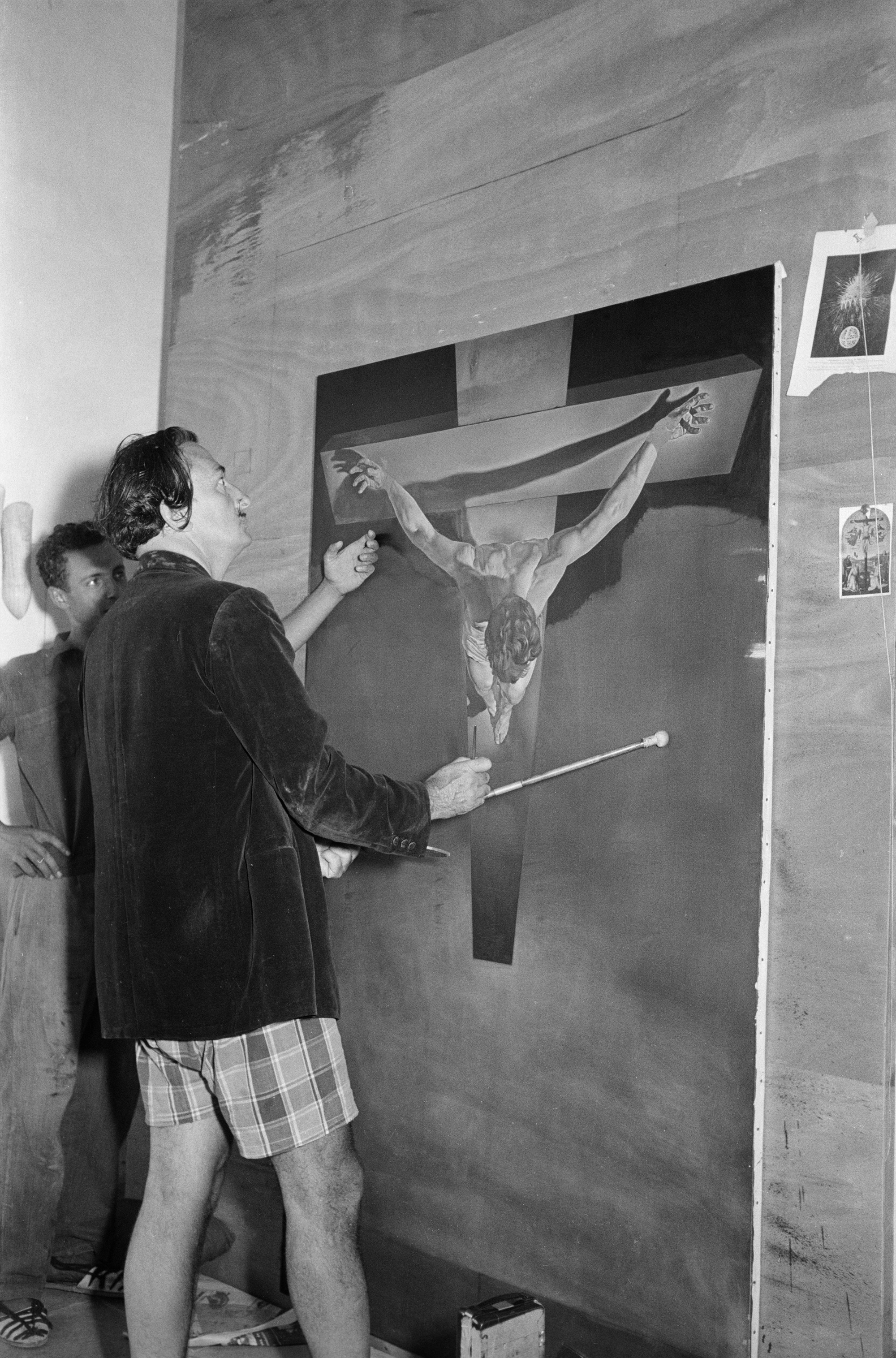 Salvador Dalí pinta El Crist al taller de Portlligat, 1945 | © Ricardo Sans Condeminas. © Fundació Gala-Salvador Dalí, Figueres, 2023