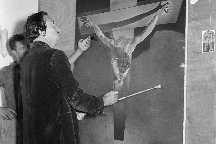 Salvador Dalí pinta El Crist al taller de Portlligat, 1945 | © Ricardo Sans Condeminas. © Fundació Gala-Salvador Dalí, Figueres, 2023