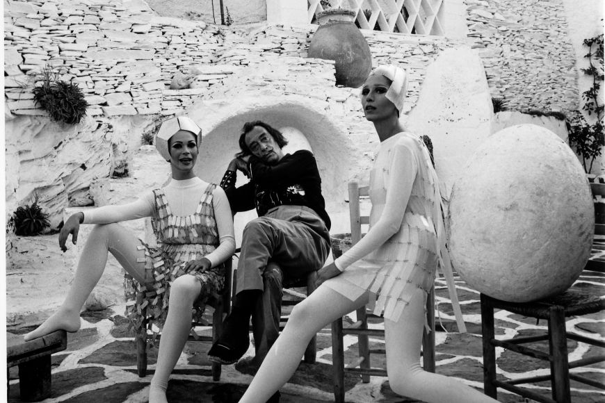 Elsa Peretti, Salvador Dalí i Natacha Gounkevich en el Pati de les Tasses¡, 1966. | © O. Maspons i R. Ubiña Elsa Peretti, Salvador Dalí i Natacha Gounkevich en el Pati de les Tasses¡, 1966. | © O. Maspons i R. Ubiña