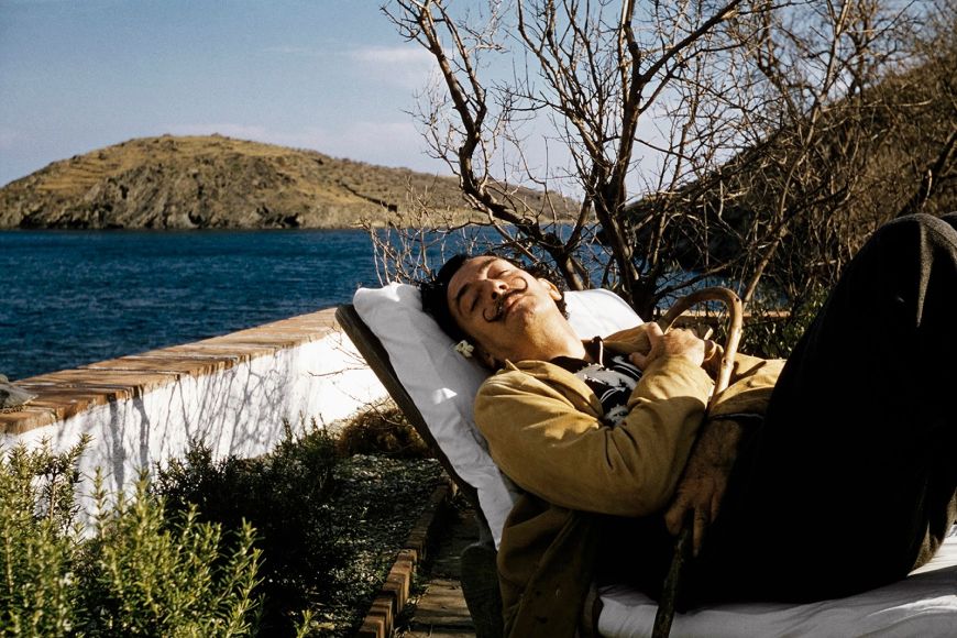 Salvador Dalí al pati de Portlligat, 1956 Salvador Dalí al pati de Portlligat, 1956