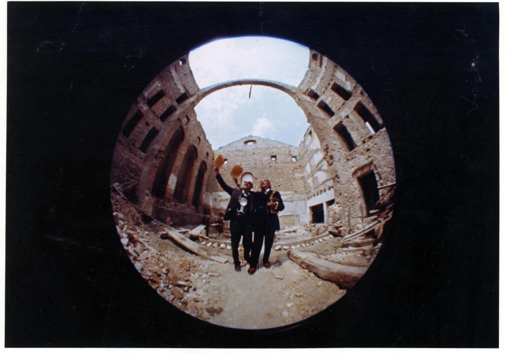 Salvador Dalí i Meli en una fotografia esfèrica | © Melitó Casals Meli © Salvador Dalí, Fundació Gala-Salvador Dalí, Figueres, 2025