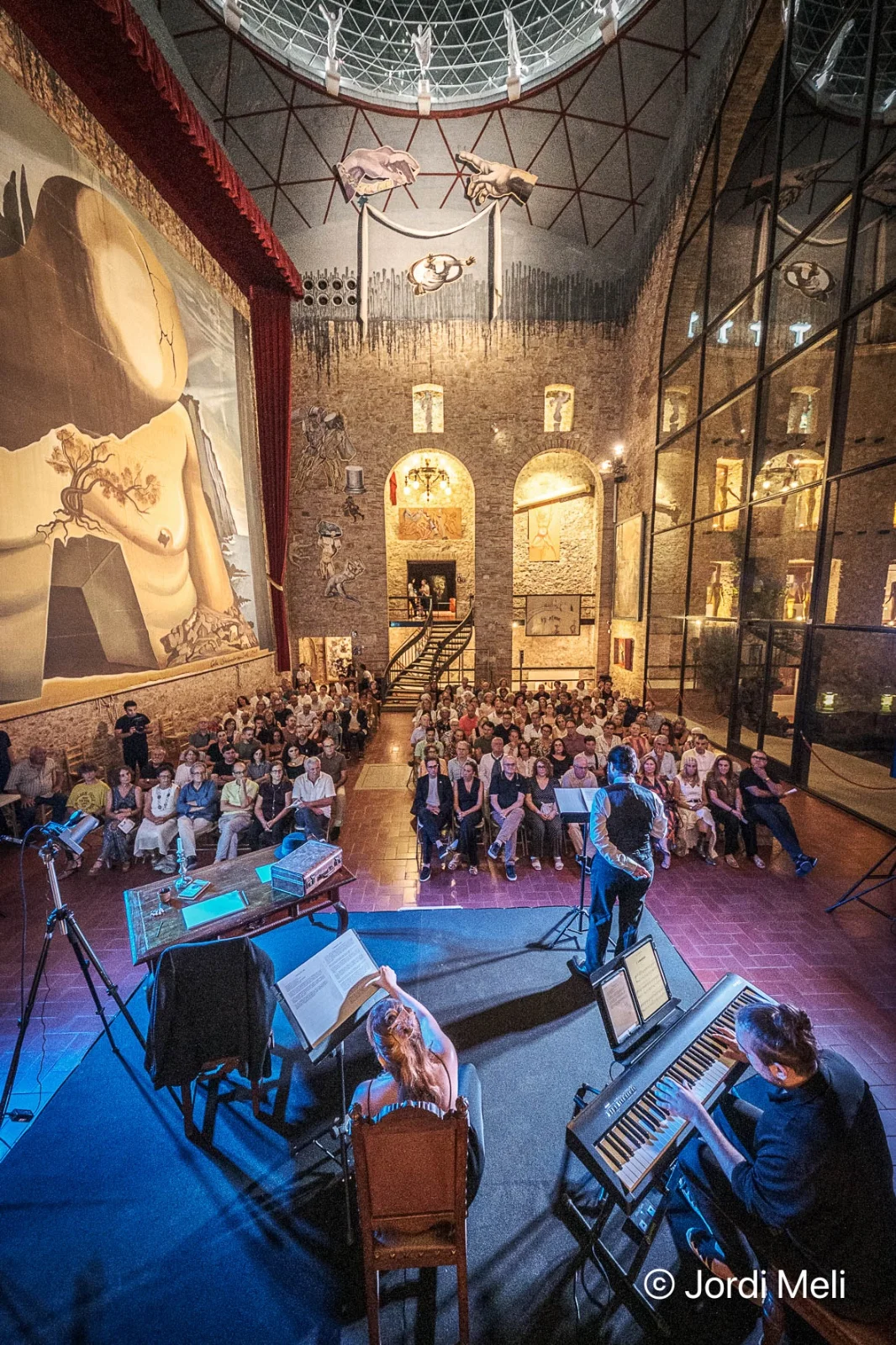 La Nit dels Amics dels Museus Dalí omple el Teatre-Museu amb un espectacle dedicat al pensament de Gaudí | © Jordi Meli