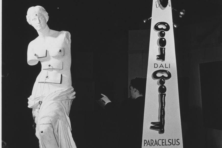Instal·lació amb la «Venus de Milo amb calaixos» a l’exposició Salvador Dalí 1939, galeria Julien Levy de Nova York | © Eric Schaal. Fundació Gala-Salvador Dalí, Figueres, 2022