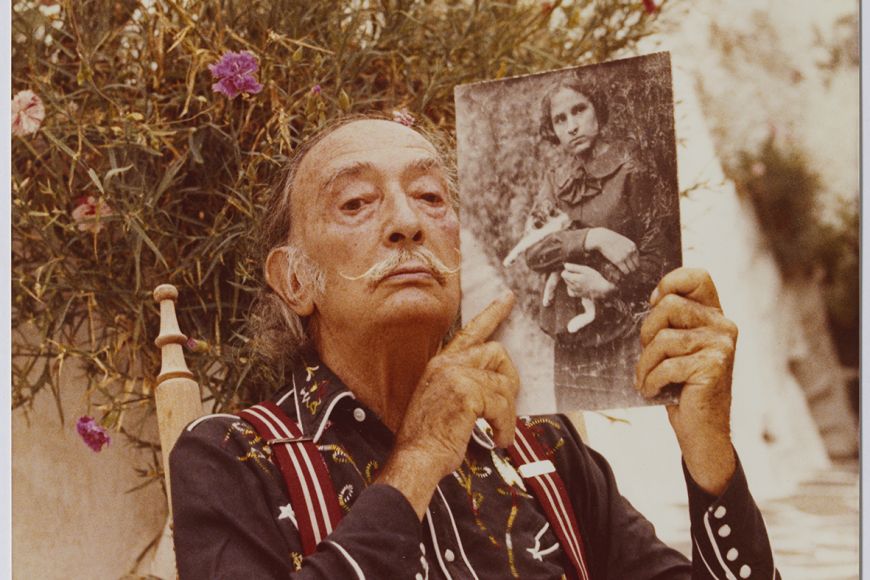 Salvador Dalí amb una fotografia de Gala adolescent, 1980 | © Drets d’imatge de Dalí i Gala reservats.