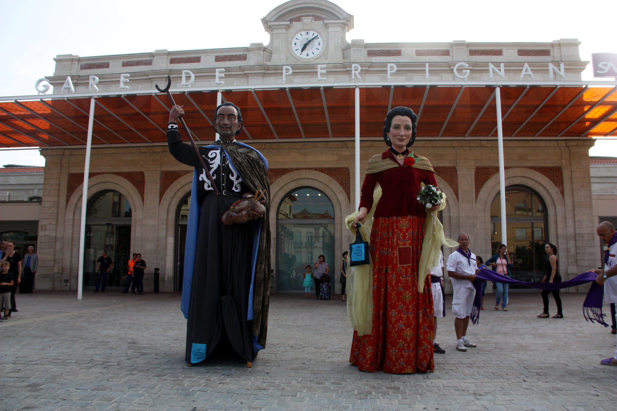 Els gegants Dalí i Gala davant l'estació de Perpinyà | © Arxiu Amics dels Museus Dalí